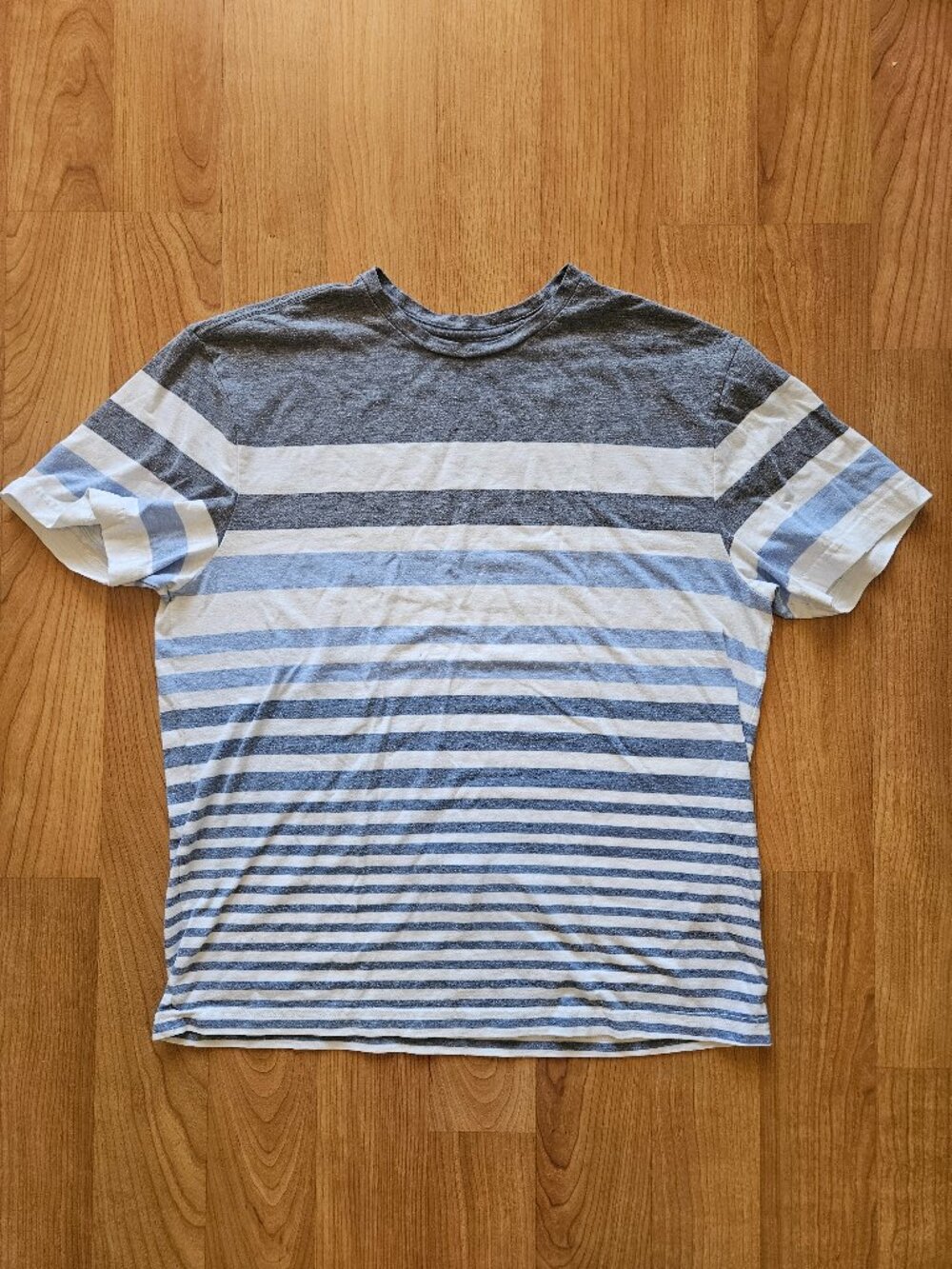 Men's soft Cremieux gray and light blue striped short sleeve tee - size Medium